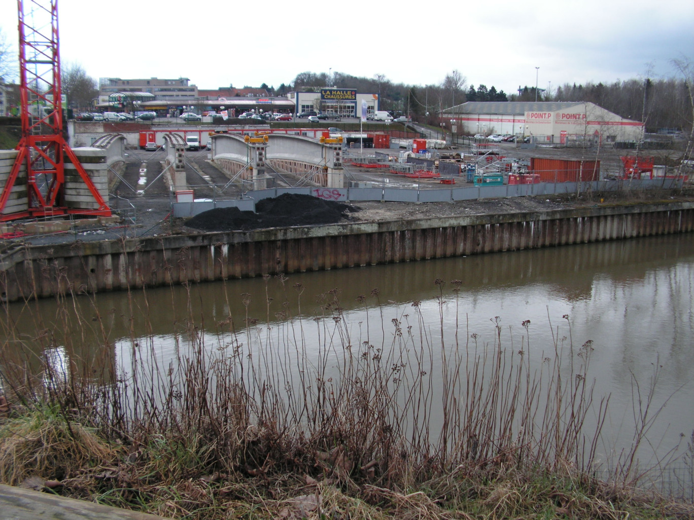 Une partie du site, entre la Sambre (où la réalisation d’un pont double se poursuit) et le supermarché Match qui va être reconstruit. Entre les deux, il y aurait un parc urbain.