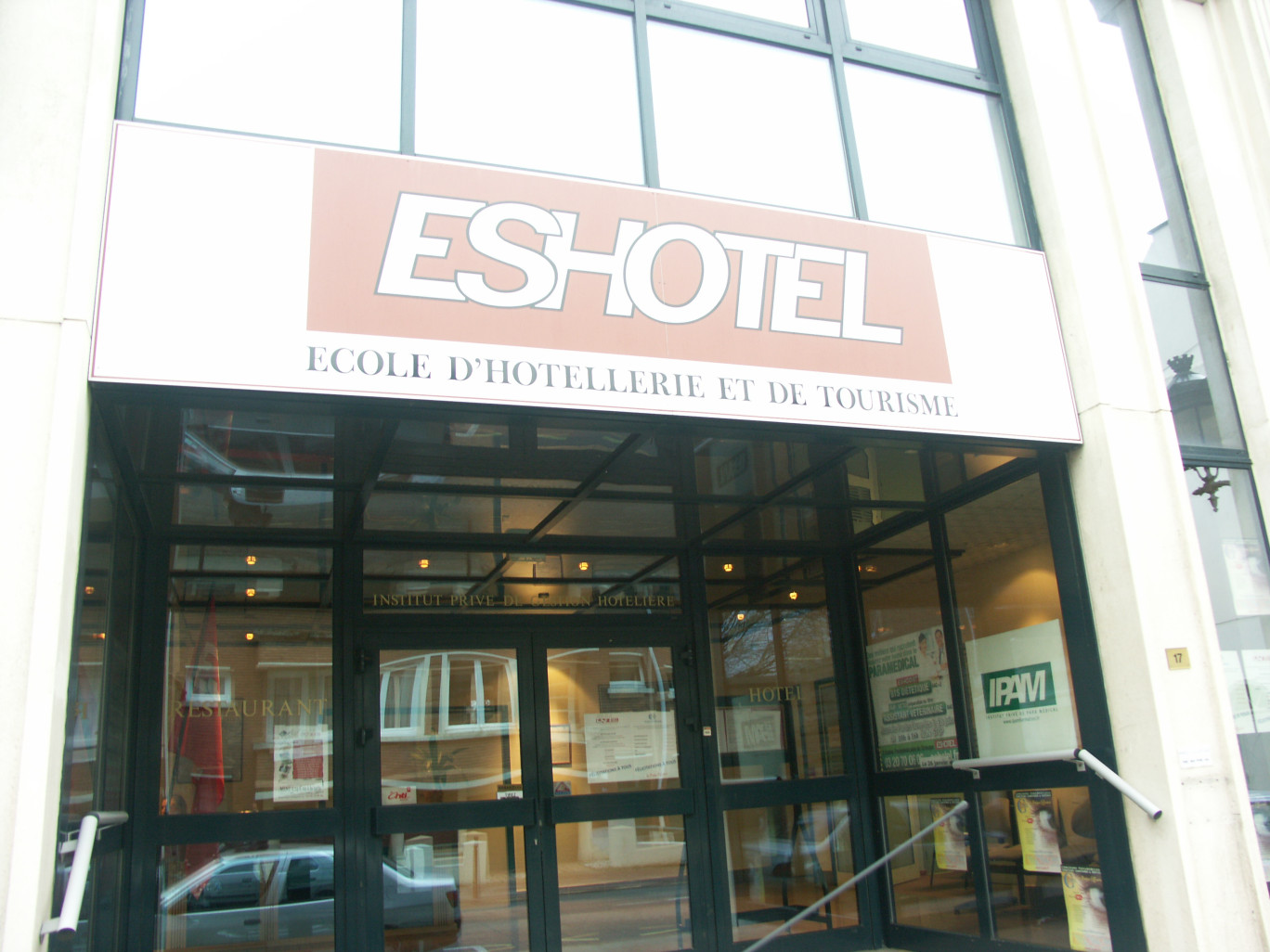 L'ES Hotel et l'IPAM se situent dans le même bâtiment historique de l'école hôtelière, à Tourcoing.