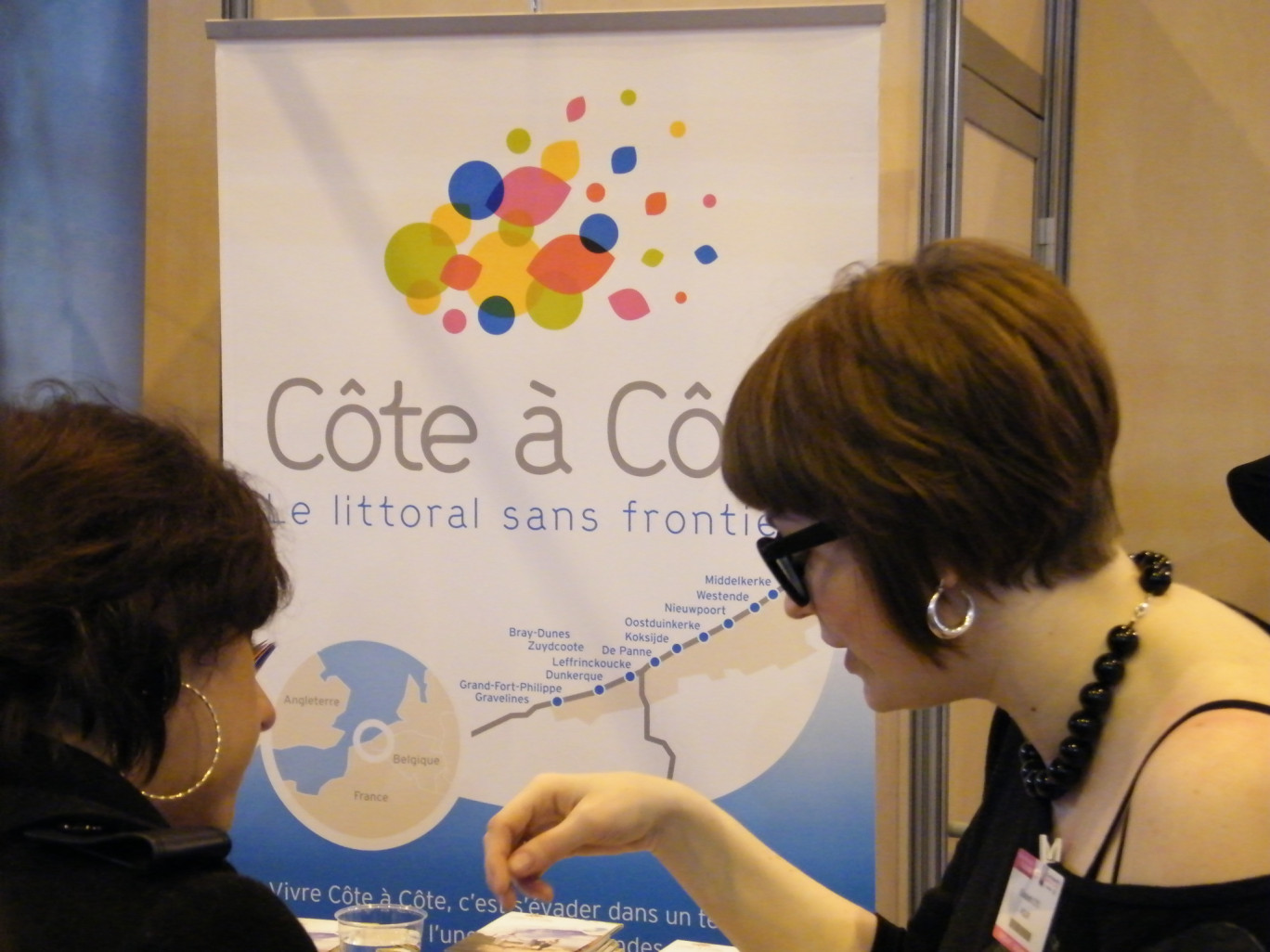 « Le stand de l’opération de promotion territoriale Cote à Cote au salon du tourisme de Paris ».