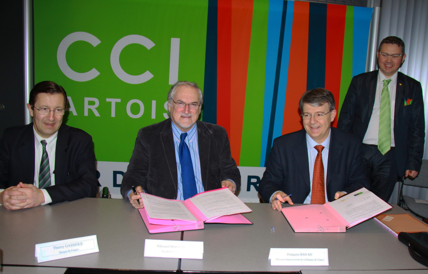 De gauche à droite, les participants à  la signature de la convention : Thierry Gassiole, Banque de France, Édouard Magnaval, président de la CCI Artois, François Bavay, directeur  départemental du Pas-de-Calais de la Banque de France, et Reynald Simon, CCI Artois.