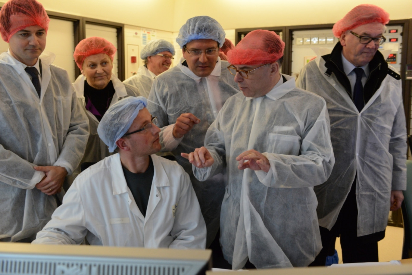 Lors de la visite de l’usine, le ministre s’est montré très attentif aux explications données par Benoît Demagny.