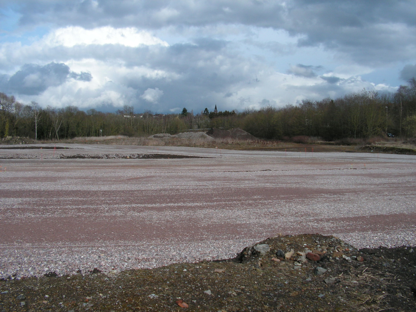 Une vue du site. La friche a déjà subi quelques bouleversements et terrassements.