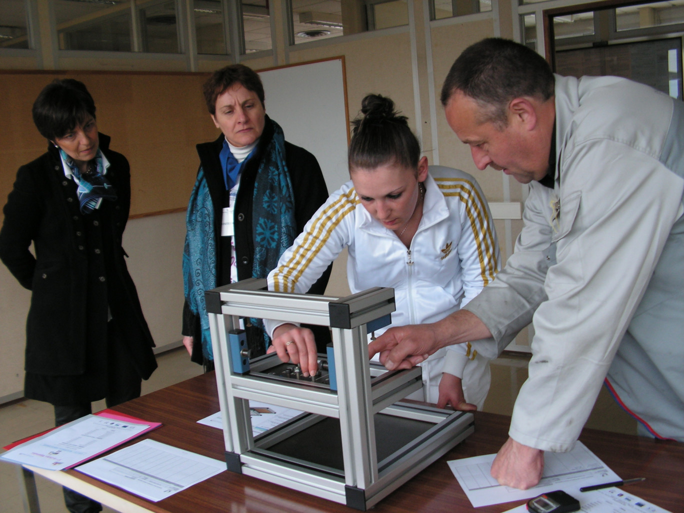 A la fin d’une des épreuves professionnelles. De gauche à droite : Anne Szymczak, présidente de l’E2C Grand Hainaut ; Cathy Ducrocq, directrice ; Anaïs élève à l’E2C Grand Lille ; et Jean-Luc Bot, technicien de production chez PSA.