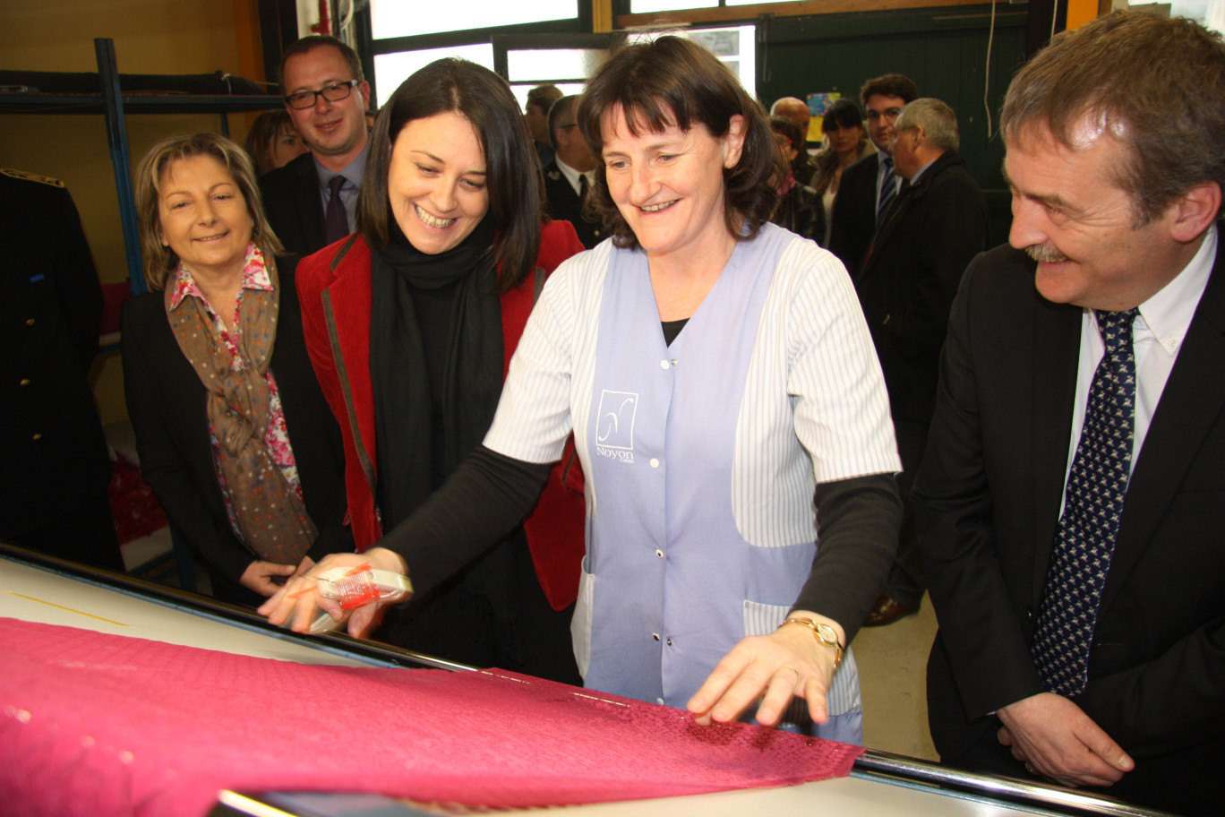 Entourée de Natacha Bouchart, sénateur-maire de Calais et de Philippe Blet, président de l'agglo, Mme Pinel écoute avec ravissement les explications d'une ouvrière de la finition chez Noyon. 