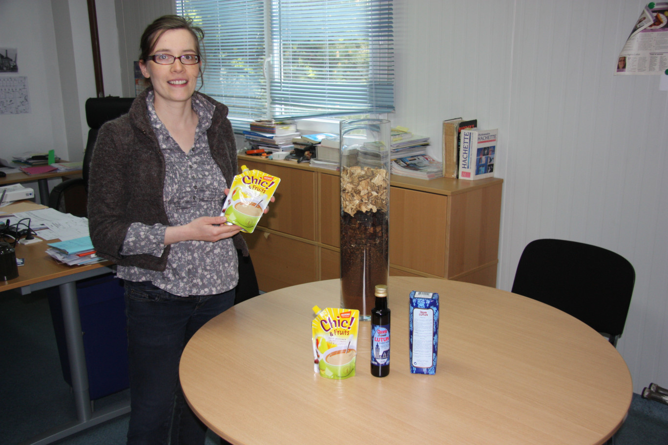 Agnès Lutun avec les produits maison. Dans ses mains, le dernier né : Chic &amp; fruits.