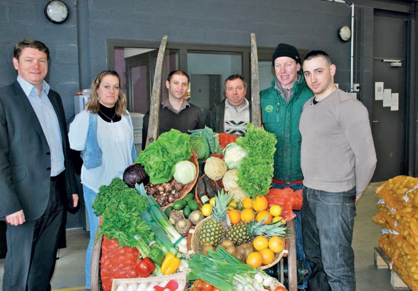 L’équipe du site amiénois du Groupe Charlet avec son président Jérôme Charlet (à g.) et le maraîcher amiénois Jean-Marie Barbier, au centre.