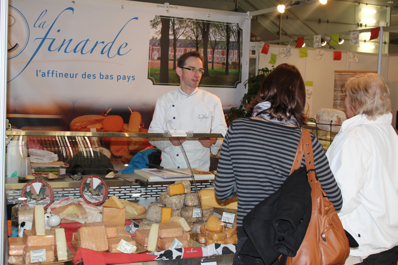 Jean-François Dubois sur son stand au Mondial du fromage et des produits laitiers.