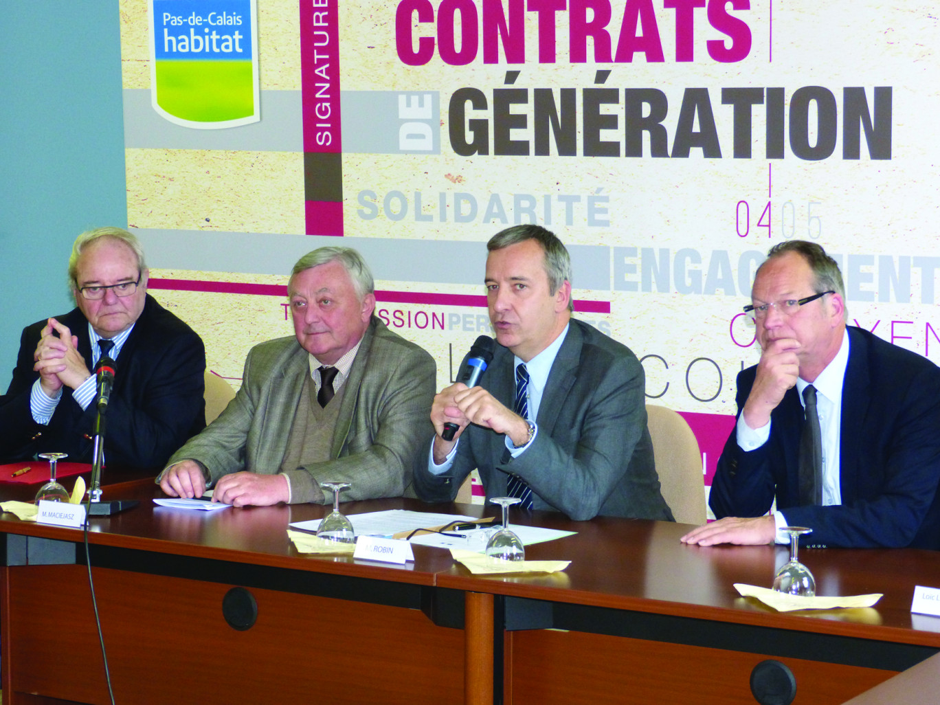 Lors de la signature, de gauche à droite : Michel Vancaille, président de PdC habitat, Daniel Maciejasz, maire de Libercourt, Denis Robin, préfet du PdC, et Philippe Kemel, député-maire de Carvin.