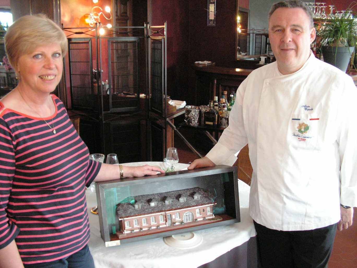 Marie Claude et Alain Capelle posent à côté de la maquette de leur auberge réalisée au sein de l’association « Beaufort en Nord ». Elle a salué la renaissance de leur établissement.