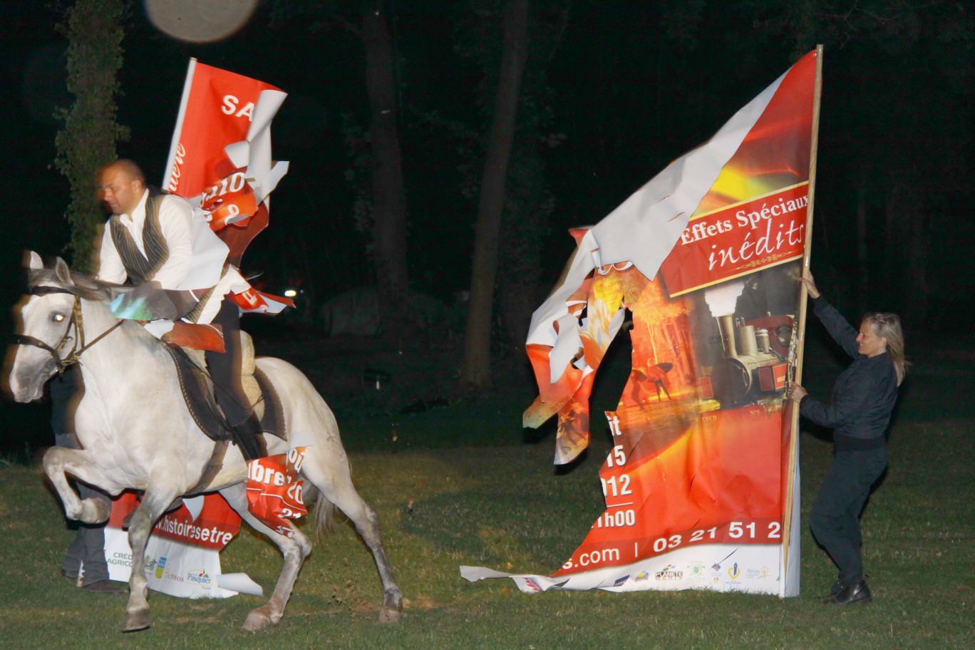 L’une des scènes marquantes : le cheval Cador qui est devenu récemment  la propriété de l’Association, transperce en fin de show l’affiche géante du son et lumière Histoires &amp; Rêves d’Artois. 