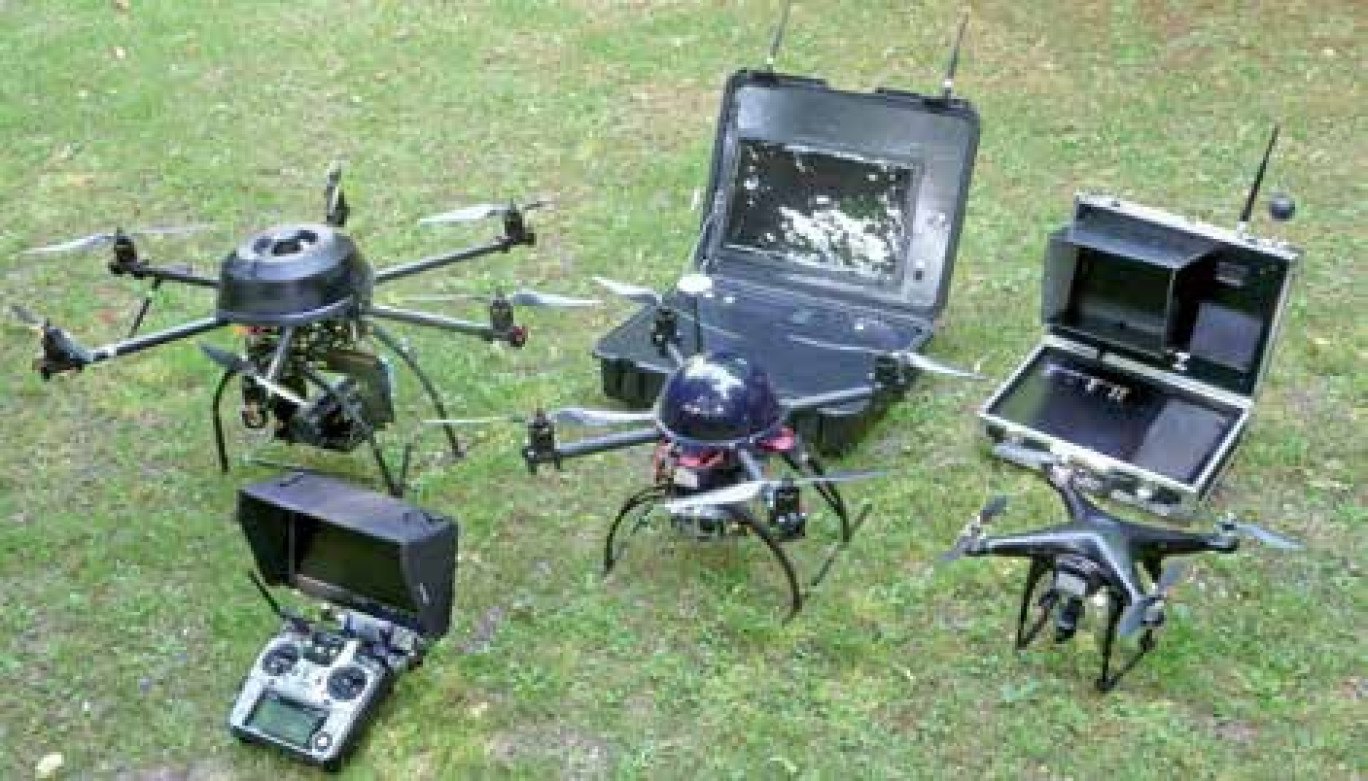 Ici, plusieurs drones civils aériens avec le matériel adéquat : le poste de commande avec l’écran pilote et de deux stations de bases (réception des vidéos).