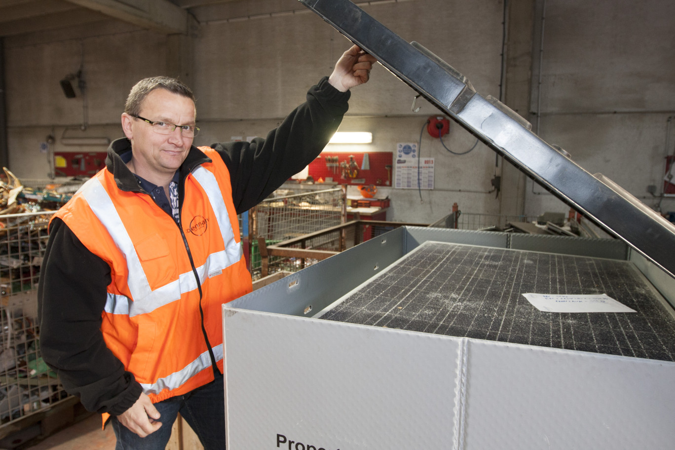 En attendant de pouvoir les retraiter en interne, les premiers panneaux photovoltaïques arrivés dans l’entreprise ont été stockés dans des box, avant d’être envoyé sur le réseau de retraitement. 