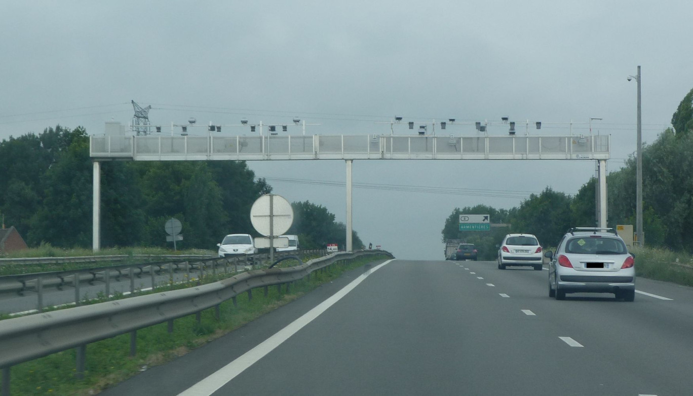 Ces portiques qui intriguent tant les automobilistes vont servir au péage de l'écotaxe des poids-lourds.