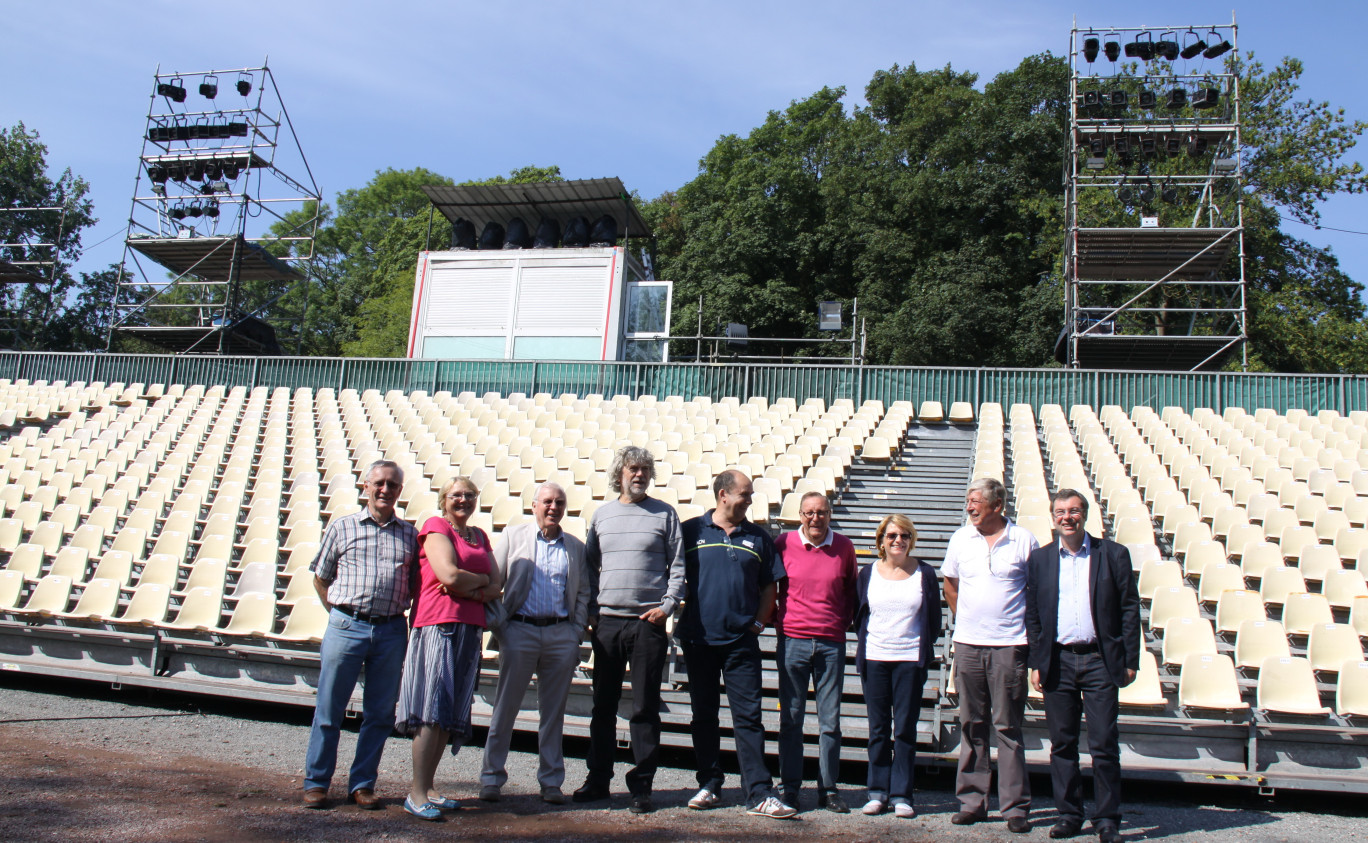 Lors de la présentation du spectacle, l’ensemble des organisateurs et élus devant la tribune de 1 800 places.