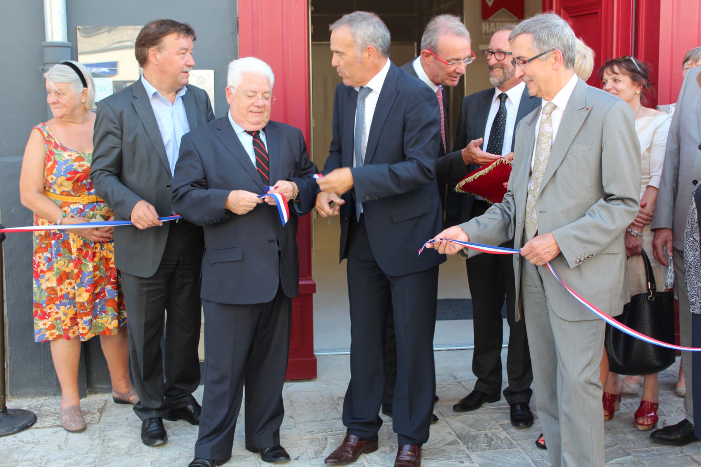 De g.à dr. MM Magnier (maire), Lefait (député), Abrard (sous-préfet), Aerts, Dubois (responsable de l'agence) et Parent.