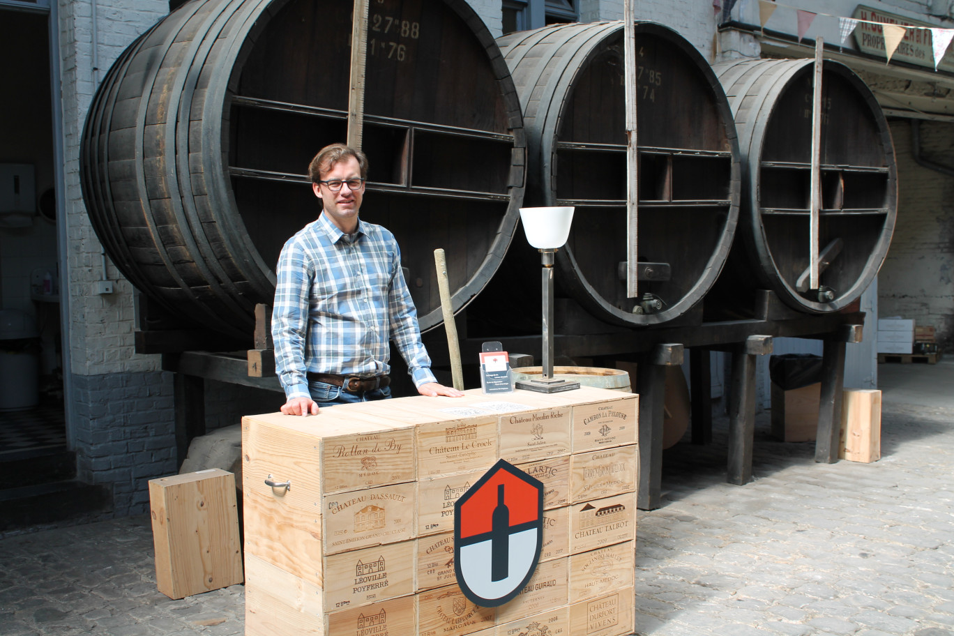 Nicolas Mathieu devant des foudres, accueillant autrefois plusieurs hectolitres de vin.