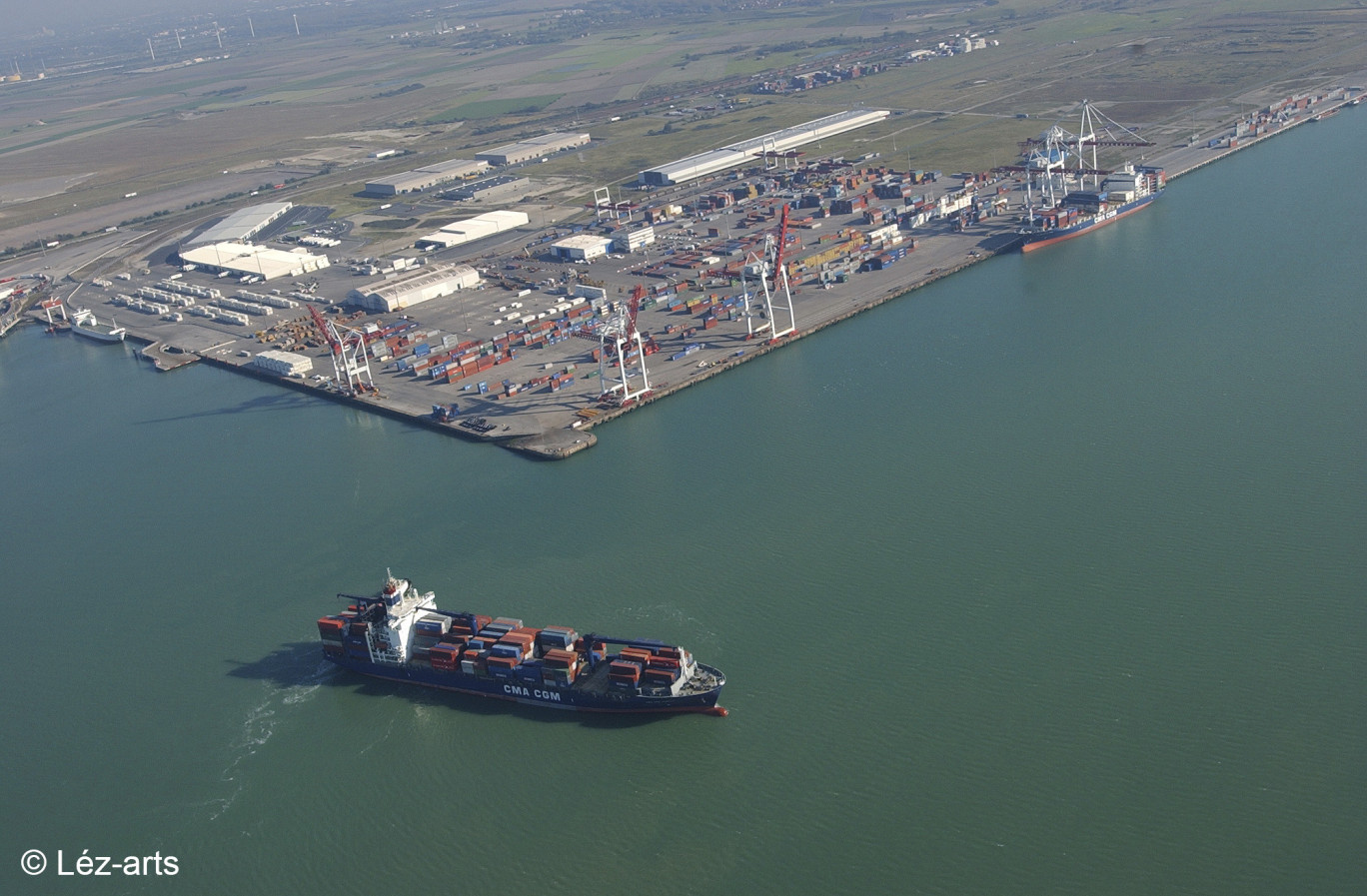 Le groupe offre des services ferroviaires pour le transport terrestre de conteneurs. Avec sa flotte dédiée de navires, il connecte la France au territoire Russe en direct depuis Dunkerque vers Saint-Pétersbourg 