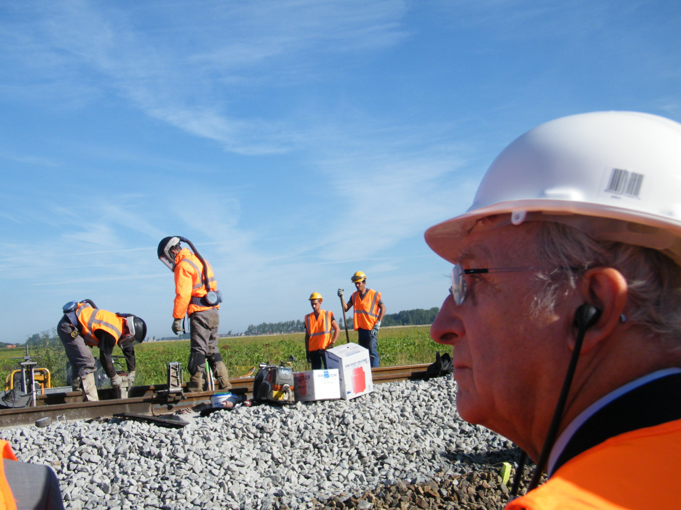 « Daniel Percheron devant les travaux d’électrification de la ligne Calais-Dunkerque ».