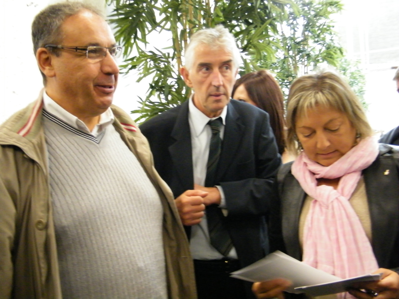 « Visite majorale dans les travées du salon de l'innovation et de l'habitat en compagnie de Mohammed Benjelloun, directeur de l'école d'ingénieur de l'ULCO ».