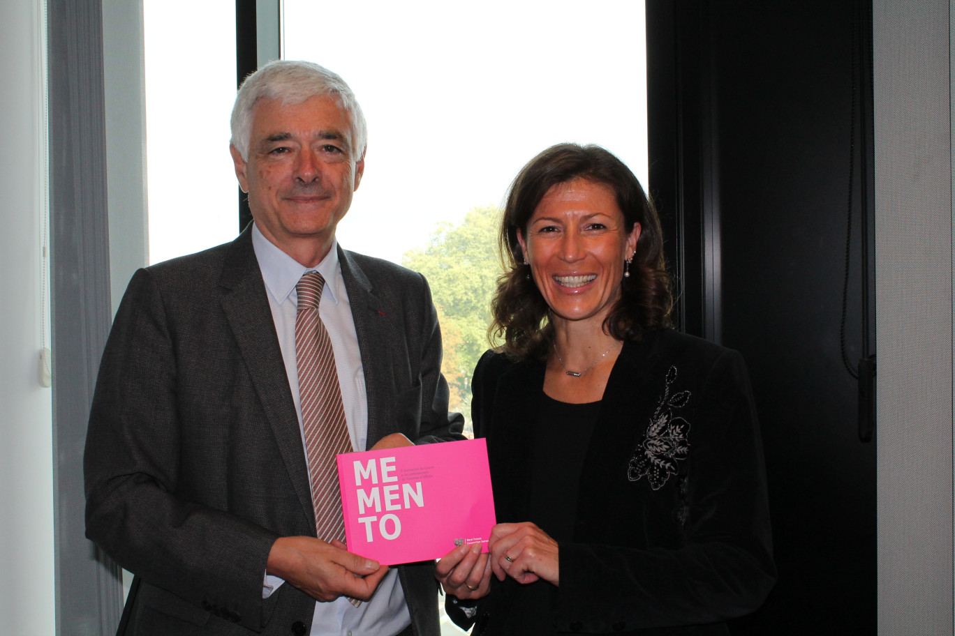 Luc Doublet, président de Tourisme et de Congrès, et Laurence Péan-Cousin, directrice du Bureau régional des Congrès, présentent le Mémento à destination des professionnels.