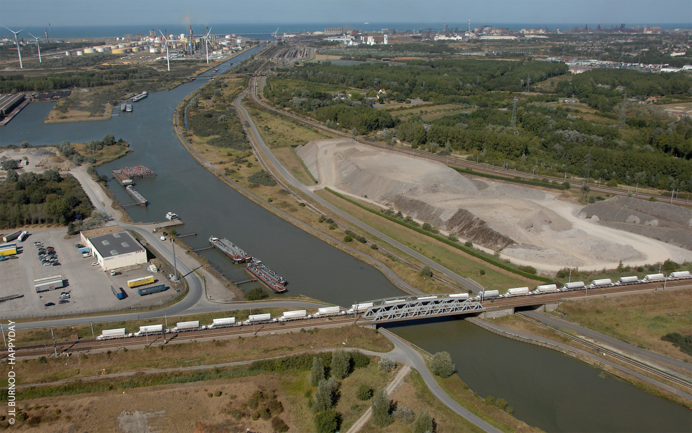 Nord Ports Shuttle, une navette fluviale conteneurisée relie désormais Dunkerque à Lille et Dourges.