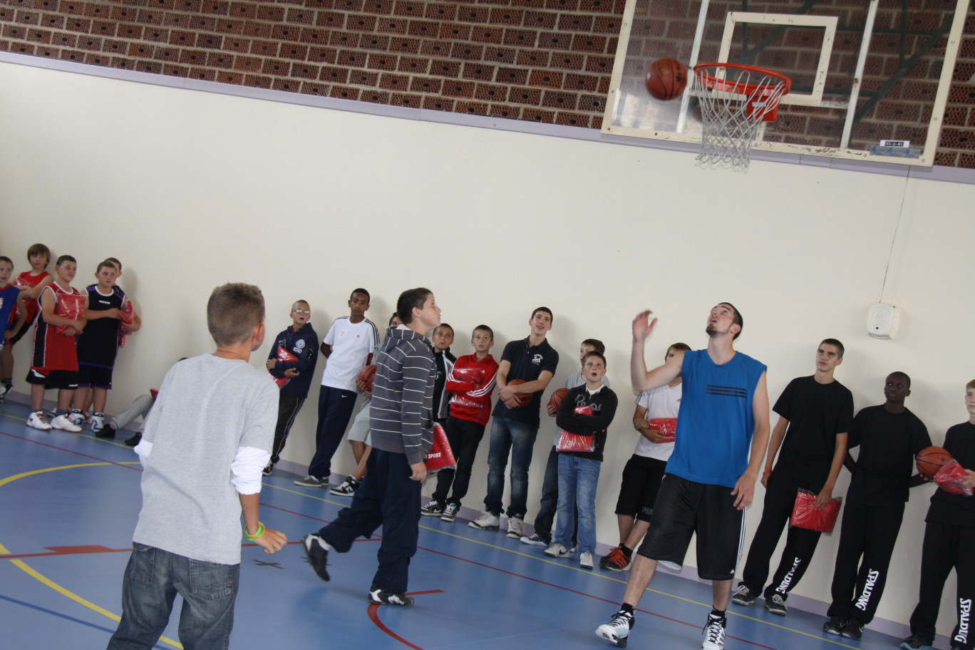 Lors de l’inauguration de la salle Nando De Colo à Arras, Nando de Colo s’est montré simple et très accessible pour les jeunes en échangeant quelques balles avec eux.