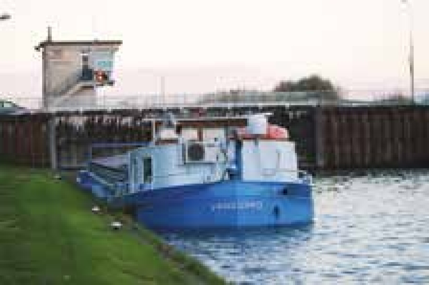 Une péniche en attente du passage de l’écluse d’Epénancourt.