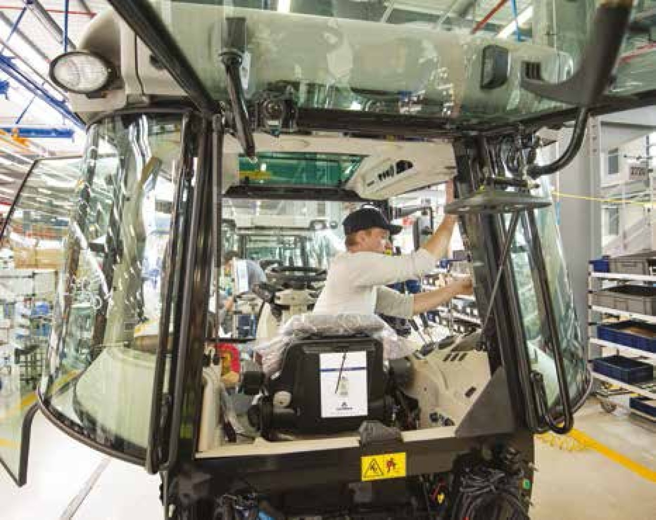 La ligne de cabines installée à Beauvais 2 fabrique 100 cabines par jour.