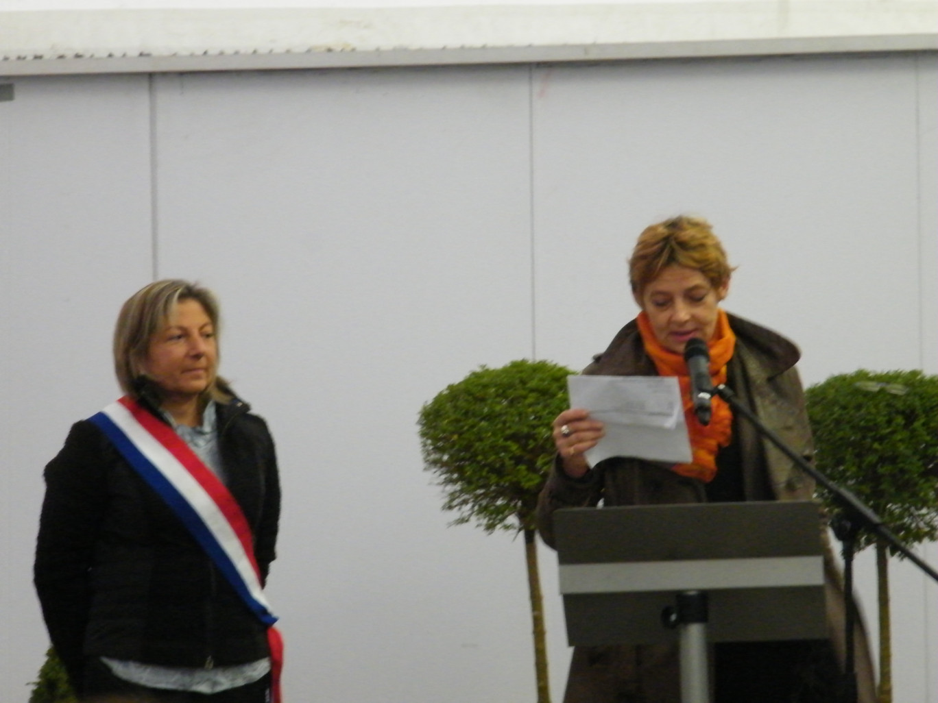 « Natacha Bouchart, sénatrice-maire de Calais et l’artiste Elizabeth Cibot lors de l’inauguration de la statut des De Gaulle le 9 novembre dernier ».