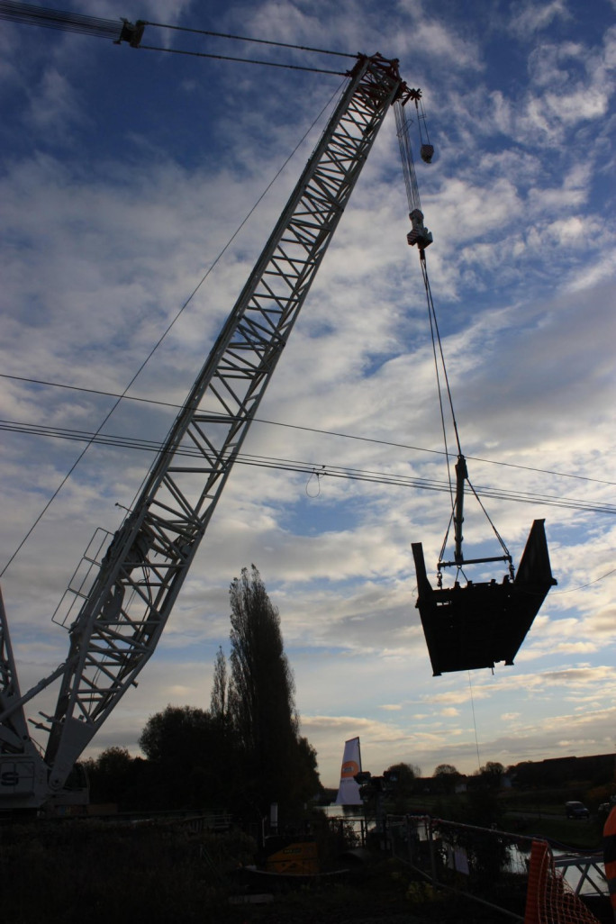 Un tablier de 200 tonnes enlevé comme un fêtu de paille par une grue géante , va être posé à son emplacement définitif (Ph. CD-NPCP)