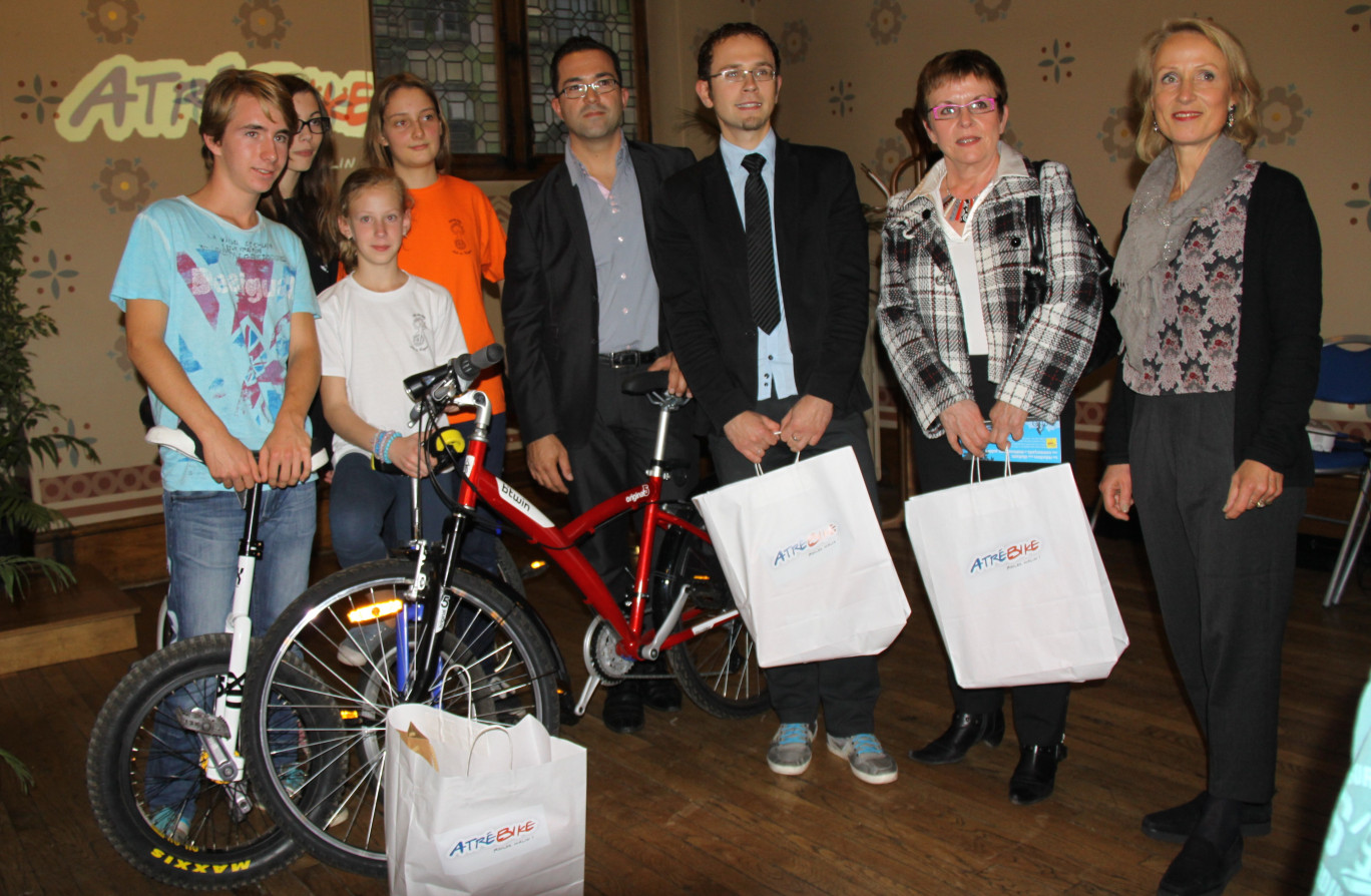 A droite, Nathalie Gheerbrant, conseillère municipale déléguée à la vie étudiante, avec les trois lauréats du concours « Trouvons leur un nom ».