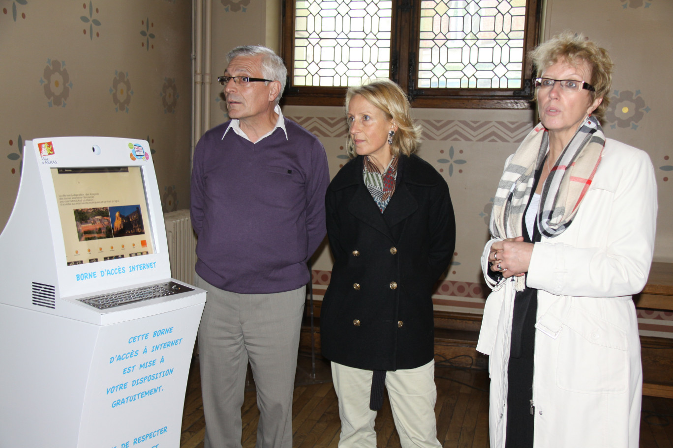 De gauche à droite, François-Xavier Muylaert, adjoint au maire d’Arras chargé de la modernisation des services municipaux, Nathalie Gheerbrant, conseillère municipale déléguée à la vie étudiante, et Christine Strobbe, responsable informatique de la ville d’Arras.