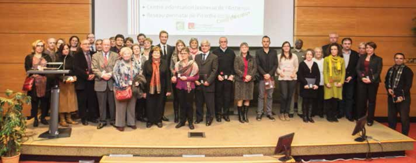 Photo de famille pour les 27 lauréats.