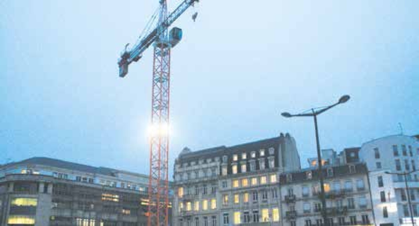 La Place Thiers continue sa mue en face de la gare. Livraison annoncée de ce nouveau plateau tout plat à la fin de l’année 2015.