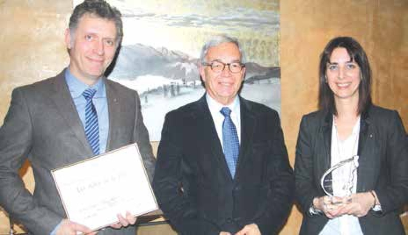 Denis et Stéphanie Tabouillot du Petit Comptoir de Lunéville et leur trophée entourent Alain Cadré, le président du Centre de gestion de Lorraine.