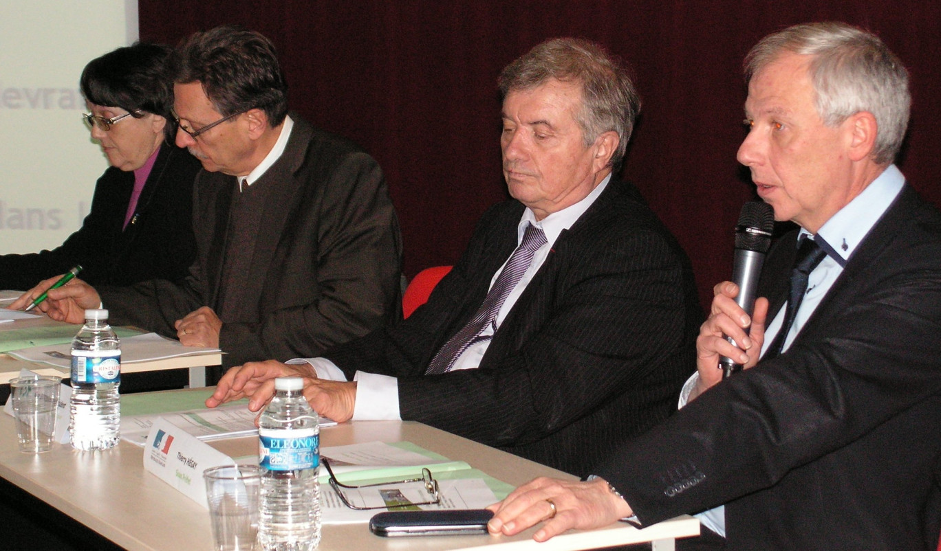 De droite à gauche : Thierry Hégay, sous-préfet, Guy Bricout, président de CDE ; Bernard Lauverjat, directeur de CDE ; Francine Chauwin, vice-présidente et trésorière.