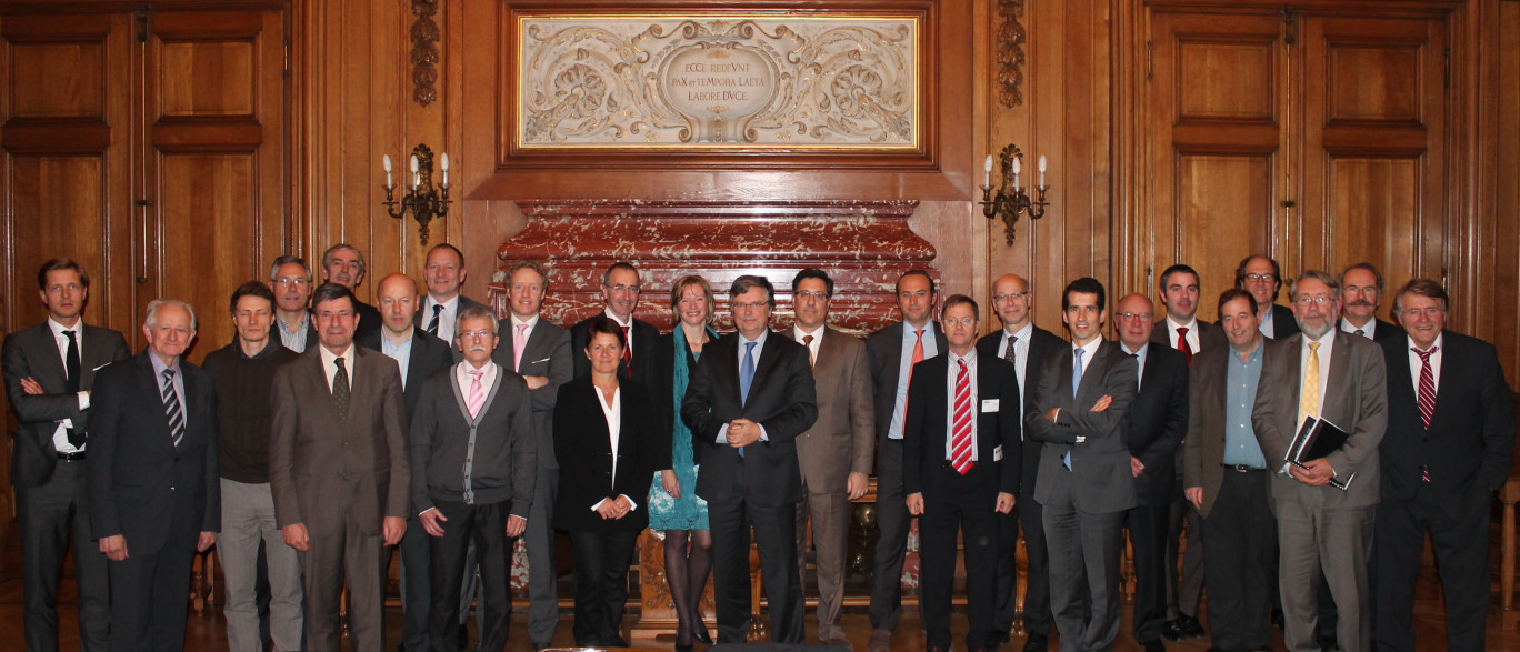 Les membres du Club des entreprises centenaires réunis en salle des séances à la CCI Grand Lille.