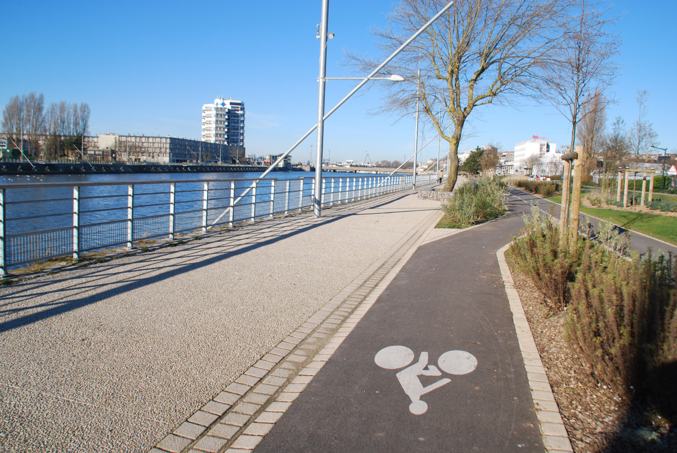 Plus de deux kilomètres et demi de pistes, au fil de l'eau, sont désormais à la disposition des cyclotouristes et des randonneurs.