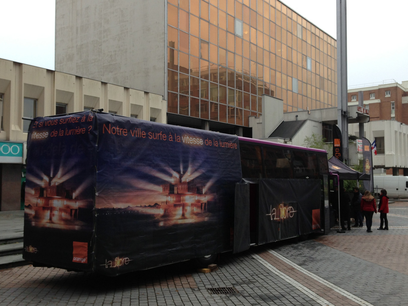 Un bus a stationné sur le parvis de l’Hôtel de Ville de Villeneuve d’Ascq pour expliquer aux citoyens les usages de la fibre.