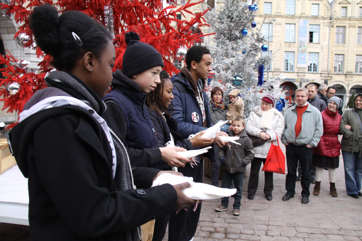 Lâcher de colombes en hommage à Nelson Mandela