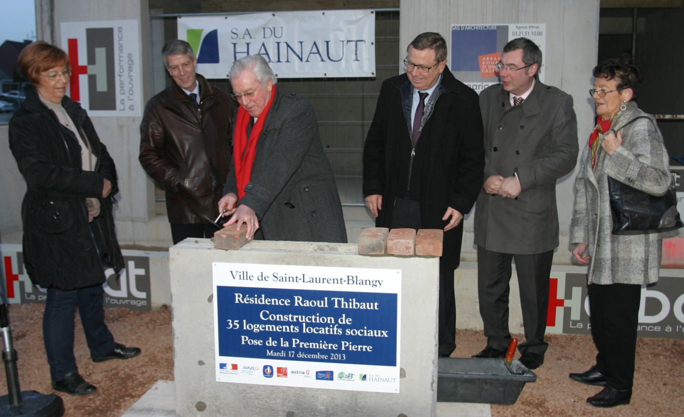 La pose symbolique de la première pierre a réuni outre les responsables de la SA du Hainaut, les élus : (à la truelle) Jean-Pierre Deleury, maire de Saint-Laurent-Blangy, Philippe Rapeneau, président de la Communauté urbaine d’Arras, et Nicolas Desfachelle, conseiller général  du canton d’Arras Nord.