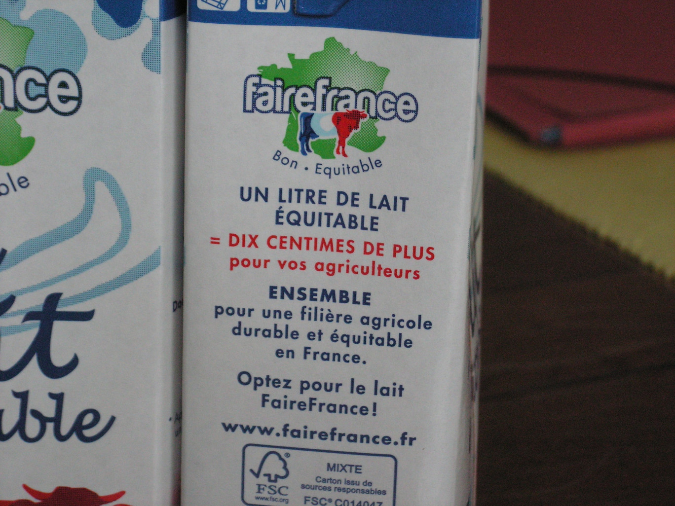 Ces briques de lait, très reconnaissables, ont fait leur apparition chez certaines enseignes. Et c’est dans les rayons que des agriculteurs rencontrent les consommateurs. 