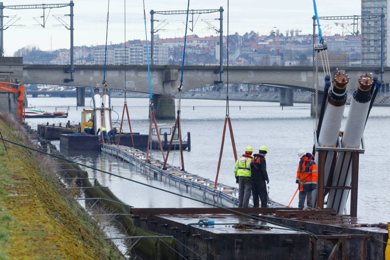 Le chantier a mobilisé deux grues d'une capacité de 200 tonnes. 