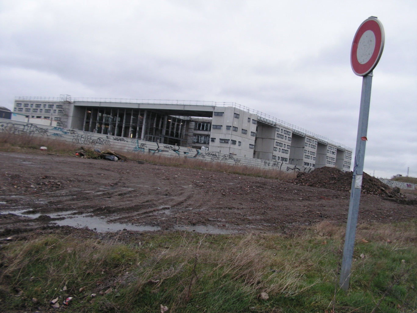 Le bâtiment principal abritera notamment les trois écoles supérieures de la CCI Grand Hainaut. Rappelons que les territoires consulaires du Cambrésis, de la Sambre-Avesnois et du Valenciennois ont été fusionné et que le siège est à Valenciennes.