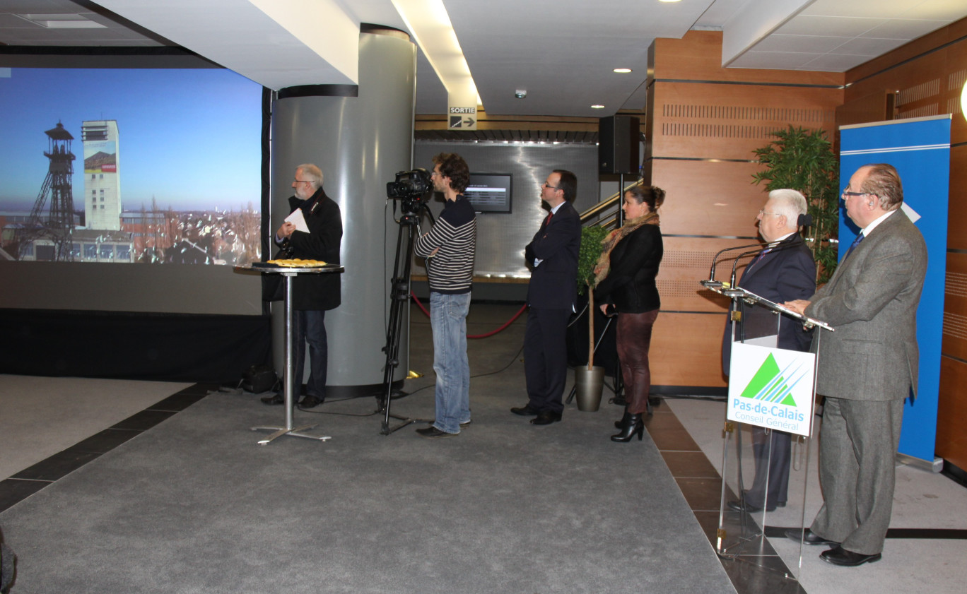 Dominique Dupilet, président du conseil général du Pas-de-Calais, et Michel Lefait, vice-président chargé de la communication, présentent en avant-première les magnifiques images de la nouvelle campagne de communication.