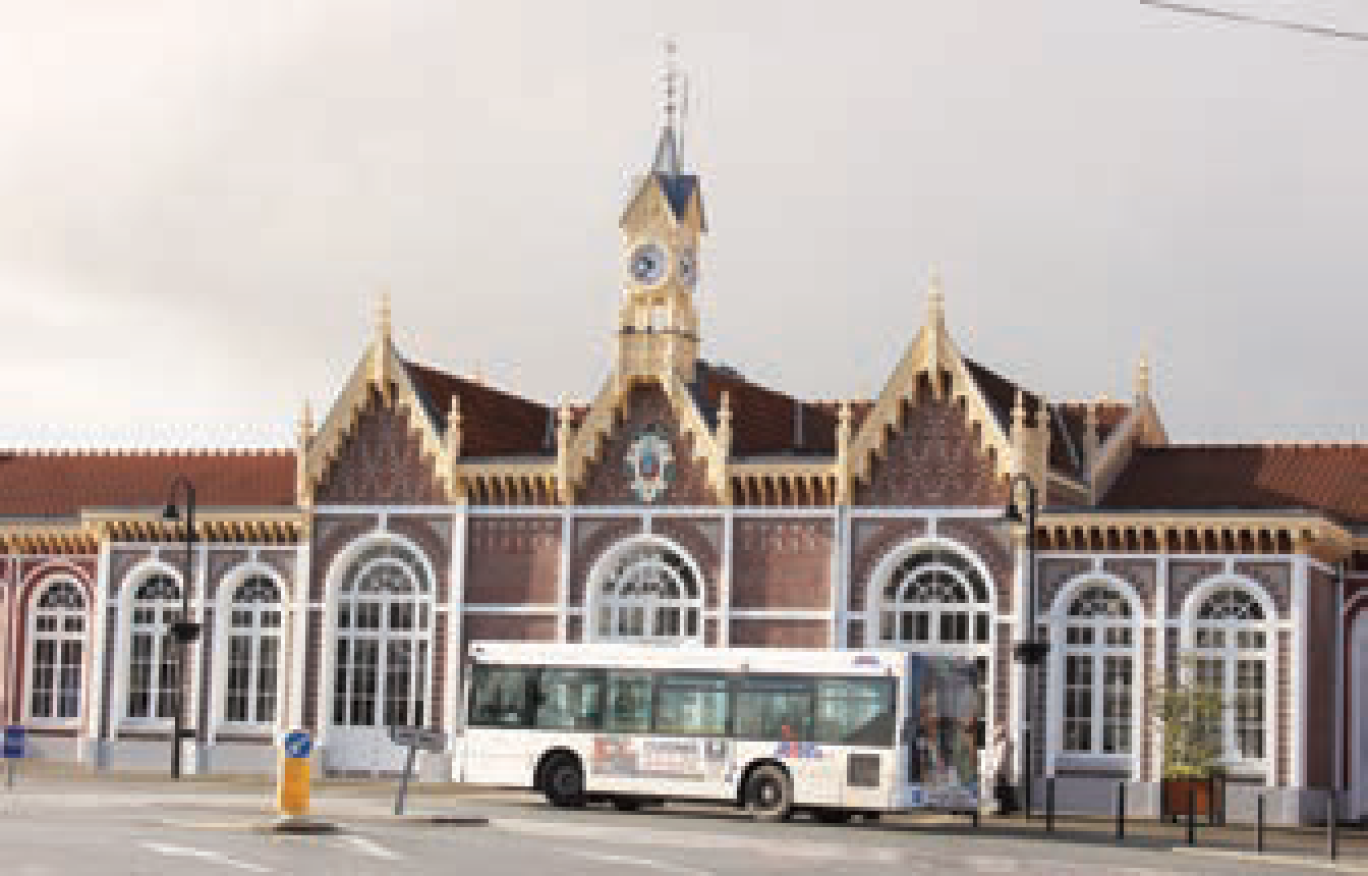 La gare d’Abbeville est séparée du centre par la Somme et un boulevard.