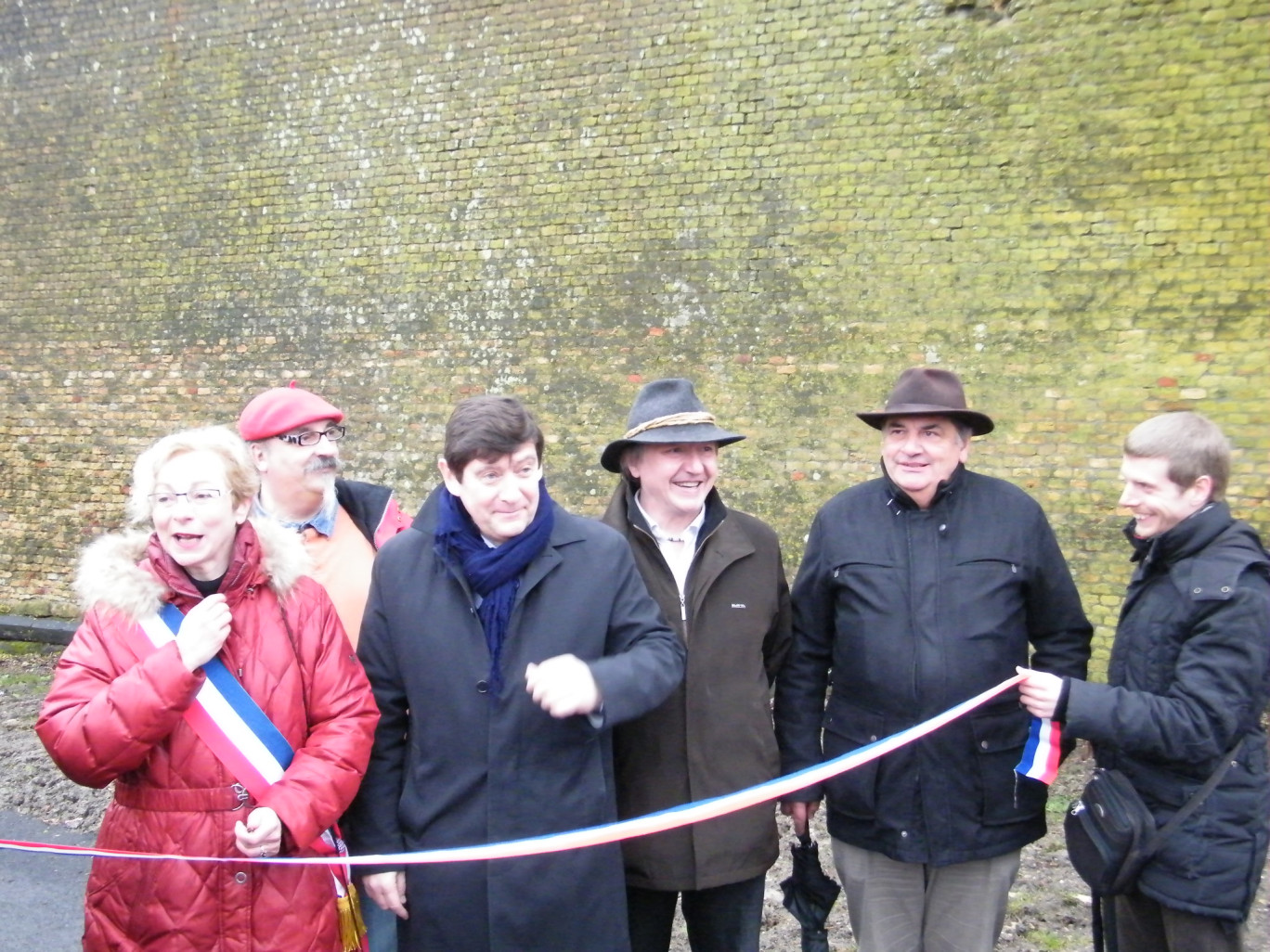 « Au centre, Patrick Kanner, président du Conseil Général du Nord lors de l'ouverture des sentiers de la citadelle de Bergues le 1er mars dernier ».