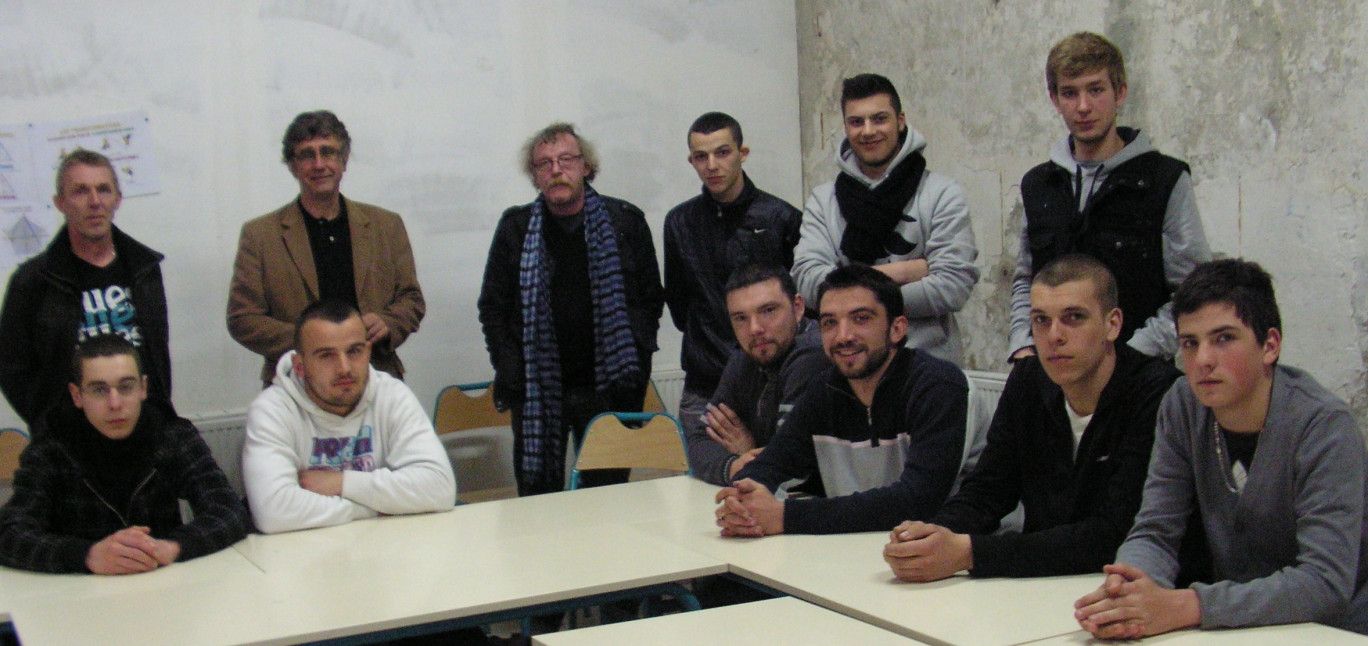 Lors d’une des tables rondes : des stagiaires et un formateur du centre en compagnie de Dominique Delcroix (Réussir en Sambre à Maubeuge) et de Dominique Verdier (professeur de lettres, à la cité scolaire de Fourmies).