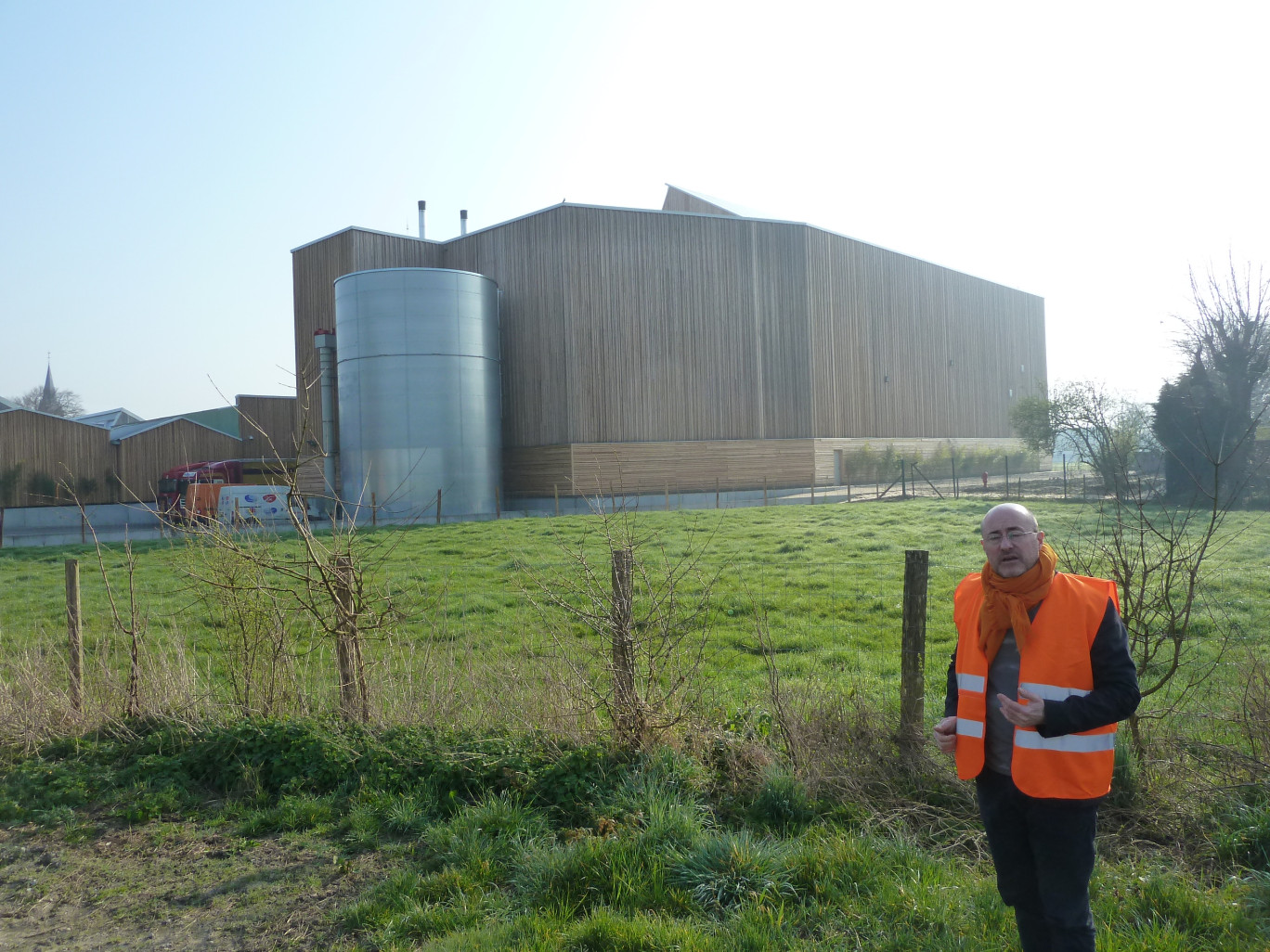 Emmanuel Druon, PDG de Pocheco, présentant son nouveau site de stockage 100% écolonomique.