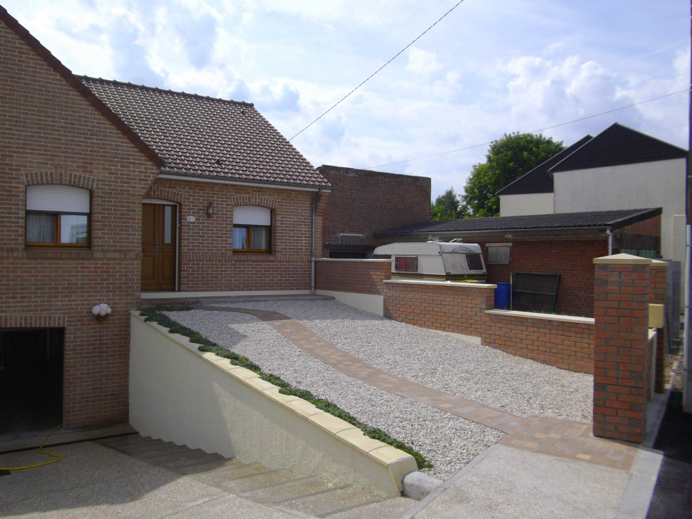 L’aménagement extérieure de cette maison est signé Trione Construction.